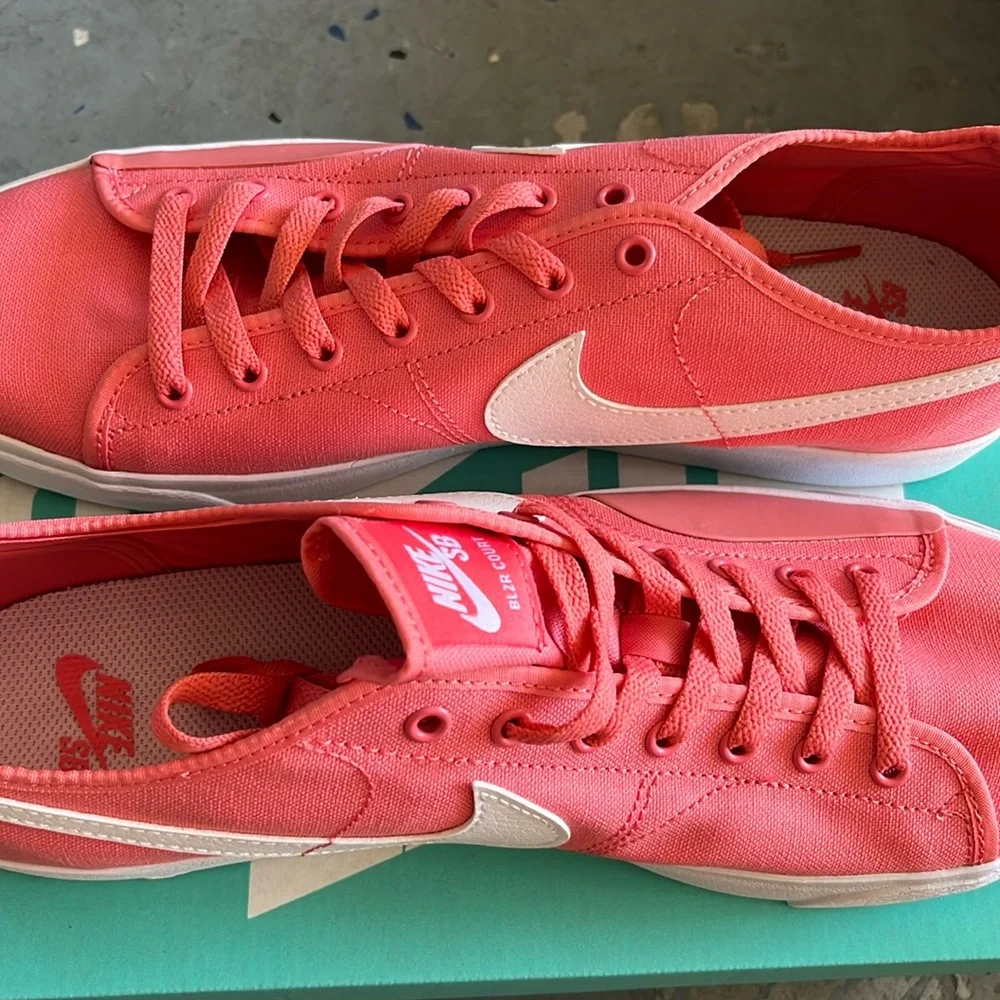 Never Worn!! Nike pink salt women’s sneakers size 10.5 - Picture 1 of 3